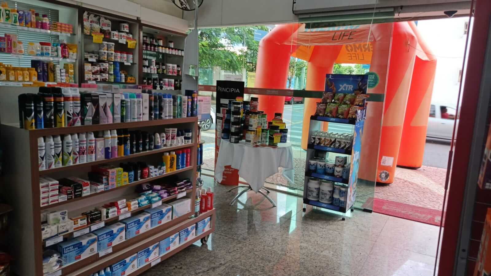 Entrada da Farma Diet com displays de suplementos esportivos XTR e produtos Principia